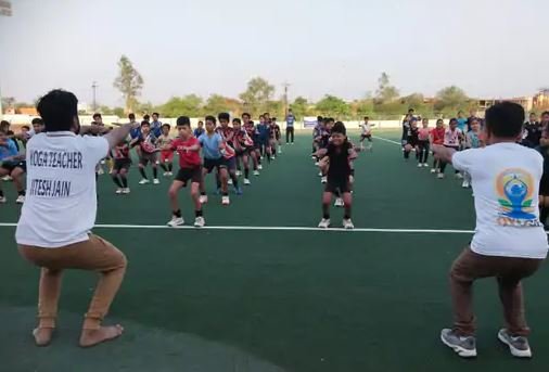 मंदसौर में हॉकी मैदान पर बच्चों और युवाओं ने किया अभ्यास, डॉक्टर और खिलाड़ी भी हुए शामिल