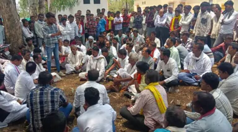 रतलाम में बाइक शो रूम संचालक पर युवती को धमकाने का आरोप: सोमवार सुबह से बाजना बंद