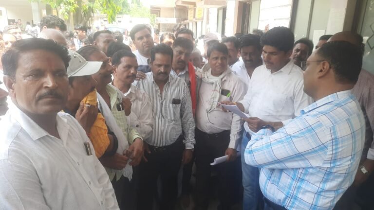 जिला पंचायत आदेश क्रमांक 36, 60 को लेकर पंचायत सचिवों ने दिया ज्ञापन