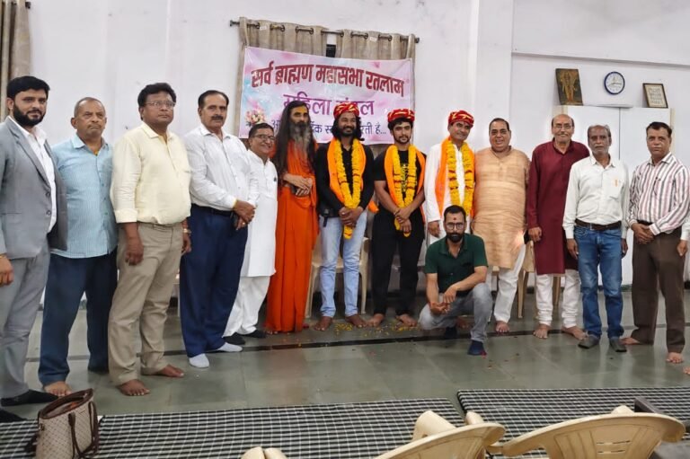 सर्व ब्राह्मण महासभा रतलाम द्वारा आयोजित कार्यक्रम में आल इंडिया बॉडी बिल्डिंग एसोसिएशन के द्वारा श्री कुलदीप त्रिवेदी को राष्ट्रीय निर्णायक बनाने पर अभी नंदन किया गया, यदुनंदन अवस्थी समाज गौरव सम्मान तथा सत्येन्द्र जोशी को उत्कृष्ट समाज सेवा सम्मान से अलंकृत किया गया।