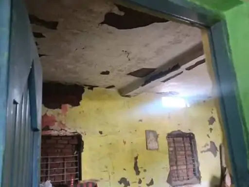 छत से गिरता प्लास्टर